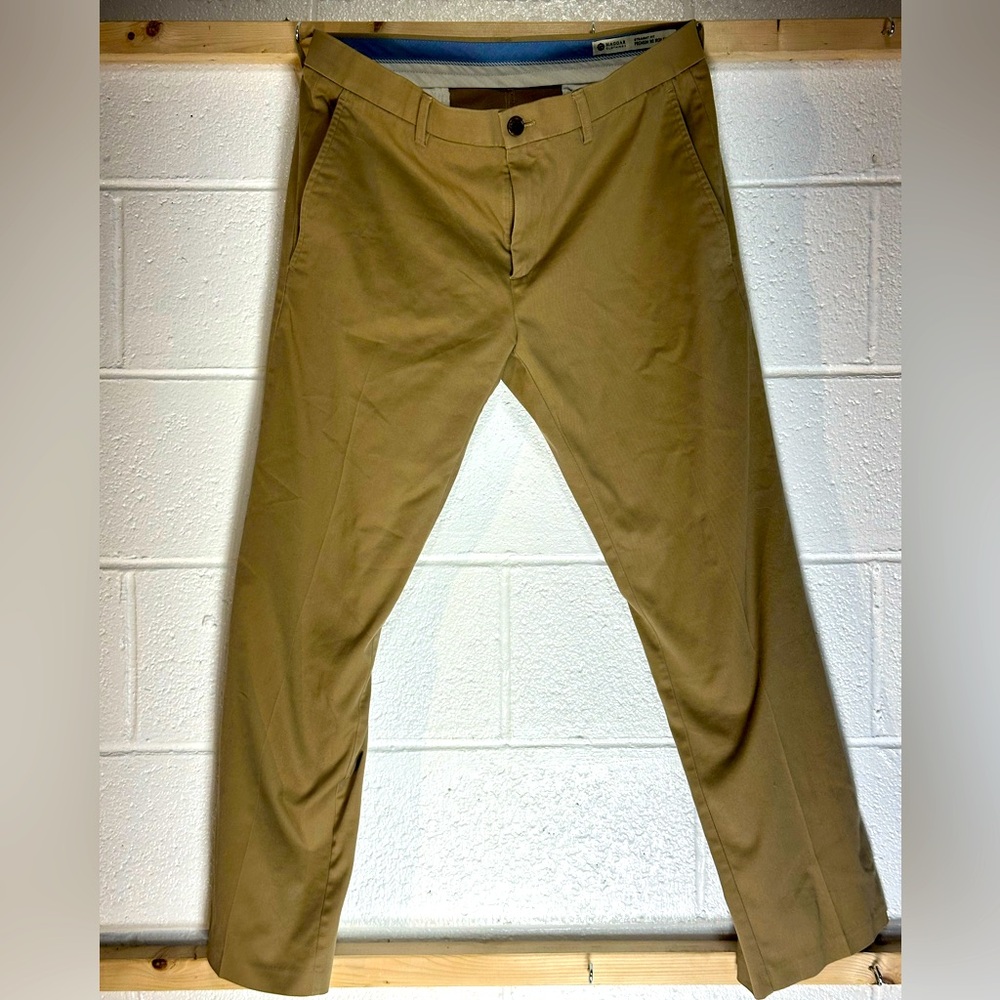 Haggar Men’s Slim-Fit Stretch Khaki Pants
Size: 33x30 great condition